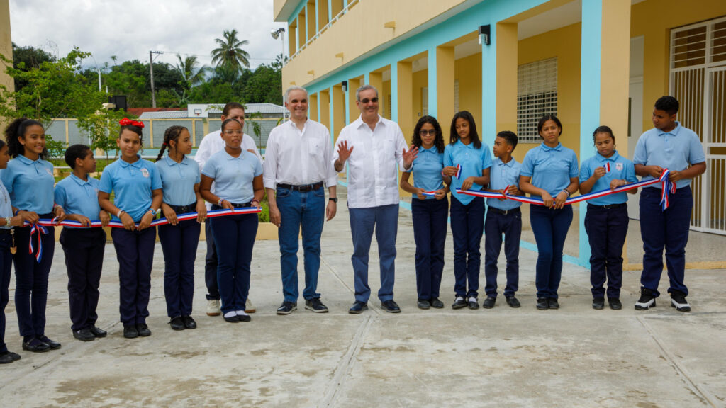 Presidente Abinader inaugura la Escuela Básica Rafael Guaroa Moreta Batista y visita la Casa Museo Juan Trinidad en Bonao