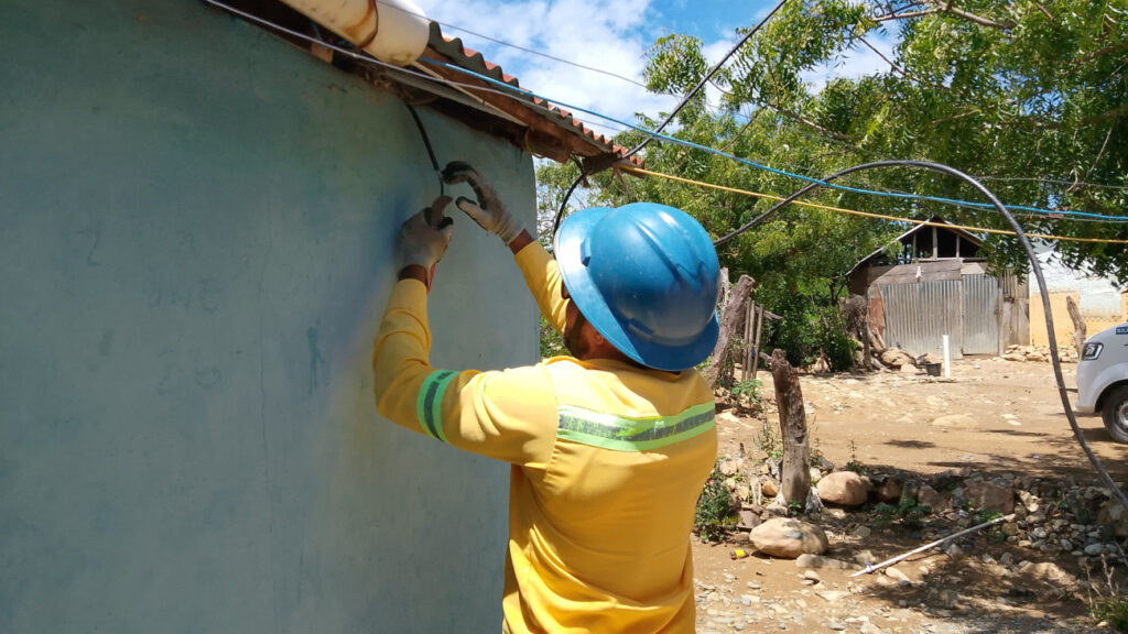 Edesur desmantela más de 6,590 conexiones ilegales y regulariza a miles de clientes en 10 provincias