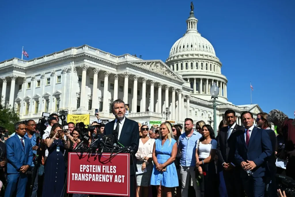 Víctimas de Jeffrey Epstein exigen justicia y piden publicar documentos