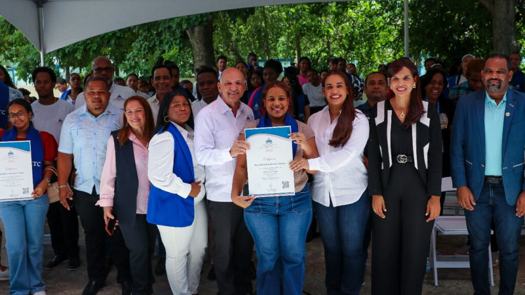 CTC gradúan a 150 jóvenes en formación digital en Santo Domingo Norte