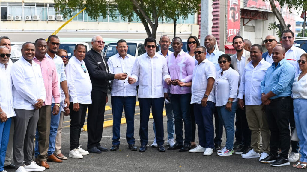 Ministerio de Turismo inicia programa de sostenibilidad y entrega 38 camiones de volteo a municipios turísticos