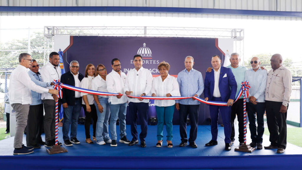 Ministro Kelvin Cruz entrega multiuso de La Javilla en Villa Duarte