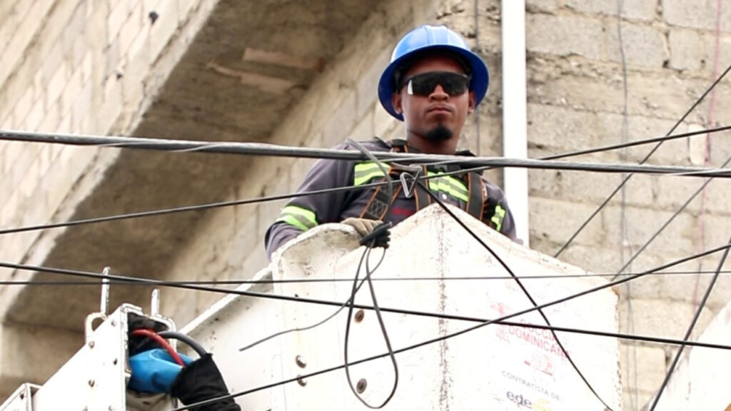 Edeeste continúa trabajos de rehabilitación eléctrica para mejorar el servicio en Los Tres Brazos