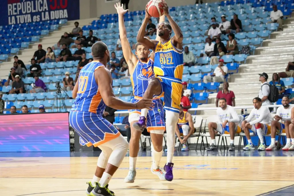 Mauricio Báez sigue en rumbo ganador y asciende al primer lugar del grupo A en el TBS Distrito 2025