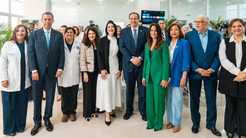 Primera dama Raquel Arbaje impulsa donación de Indotel para el Oncopediátrico Uniendo Voluntades