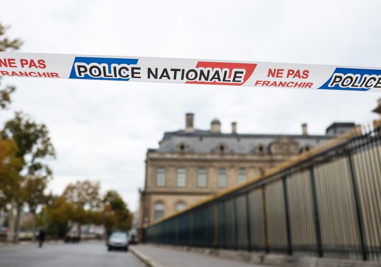 El Louvre cierra sus puertas este lunes tras espectacular robo de joyas de la corona francesa