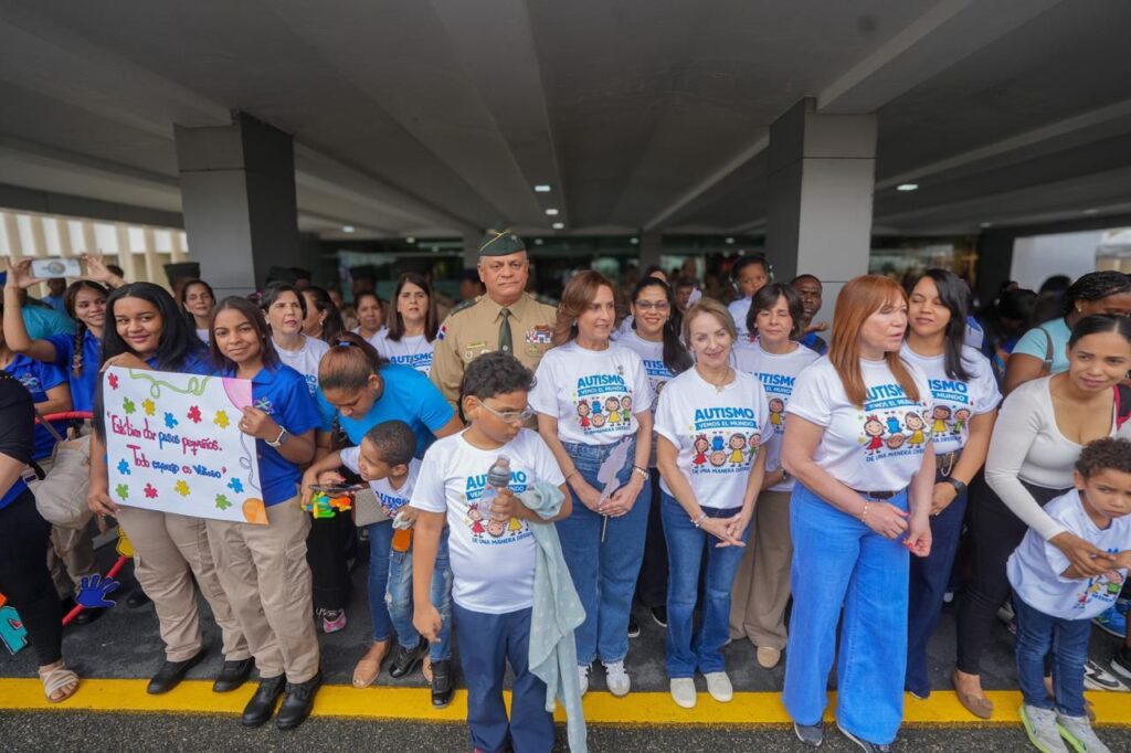 Fuerzas Armadas promueven la inclusión y sensibilización sobre el autismo con la caminata “Un Paseo Azul”
