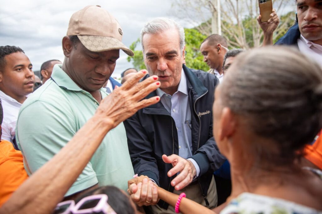 Presidente Abinader recorre sector Nuevo Amanecer de Los Alcarrizos y garantiza asistencia del Gobierno a familias afectadas
