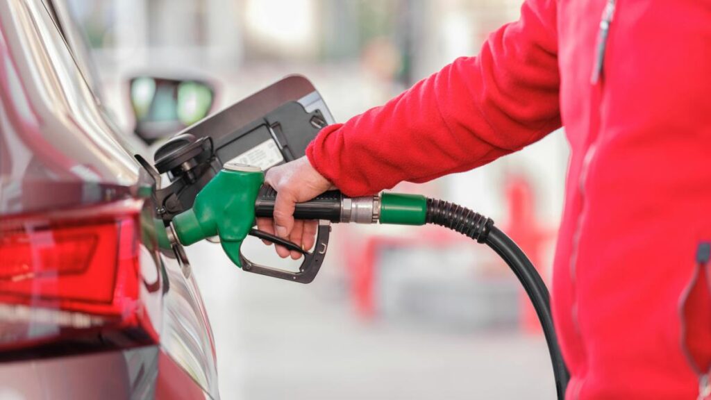 EN TAN SOLO DOS MESES EL GOBIERNO DOMINICANO HA AUMENTADO ENTRE 41 Y 33 PESOS A LAS GASOLINAS Y GASOIL REGULAR Y ÓPTIMO, REGISTRANDO LA MAYOR CRECIDA DE LOS ÚLTIMOS AÑOS.