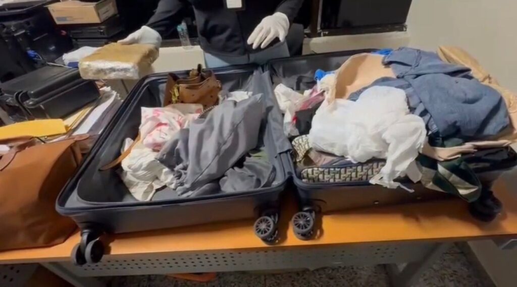 DETIENEN EN EL AILA MUJER CON DOS PAQUETES DE PRESUNTA COCAÍNA