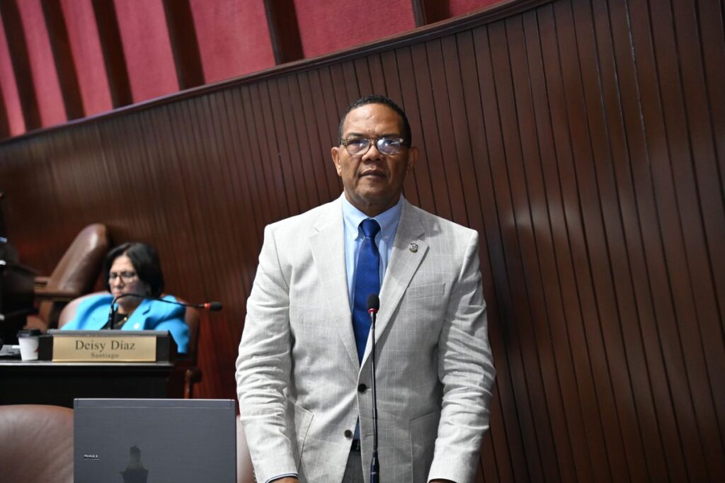 Miguel Arredondo impulsa aumento al 100 % de cobertura de medicamentos de alto costo y ambulatorios Fue enviado a la Comisión de Seguridad Social de la Cámara de Diputados de la República Dominicana el proyecto de resolución sometido por el proponente Miguel Arredondo,