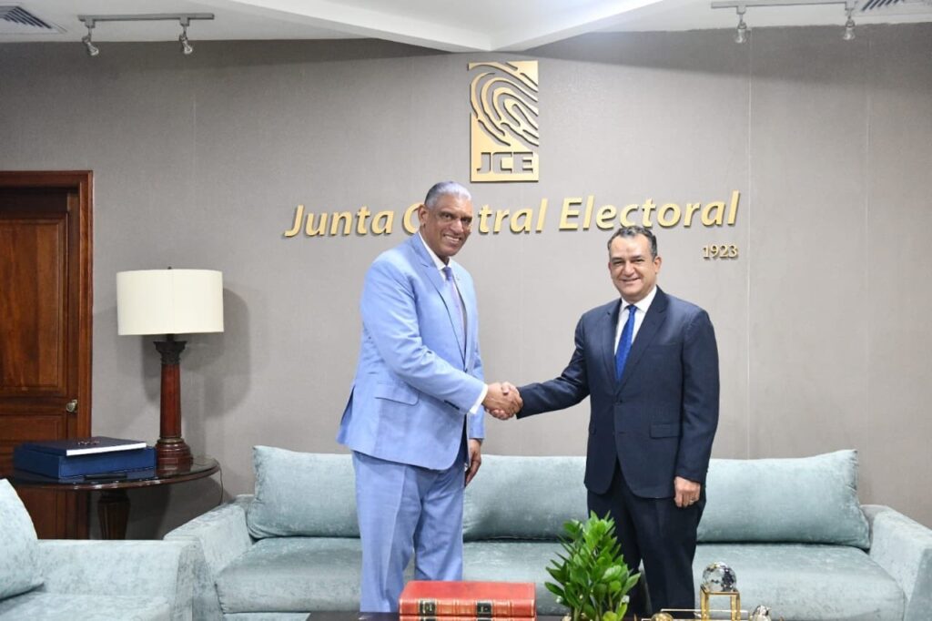 El cónsul dominicano en Nueva York, Jesús “Chu” Vásquez, informó que gestionará ante el Departamento de Estado de Estados Unidos el permiso correspondiente para abrir nuevas oficinas de la Junta Central Electoral (JCE) en distintos condados de Nueva York, entre ellos Brooklyn, Queens, El Bronx y Manhattan.