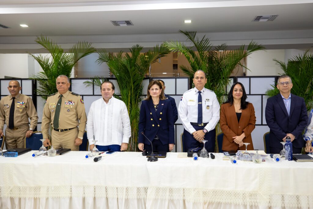Vicepresidenta Raquel Peña encabeza reunión de seguimiento al Plan de Seguridad Ciudadana La vicepresidenta de la República, Raquel Peña, se encuentra presidiendo en estos momentos la reunión de seguimiento al Plan de Seguridad Ciudadana, con el objetivo de fortalecer las estrategias implementadas en todo el territorio nacional para garantizar mayor protección y tranquilidad a la población.