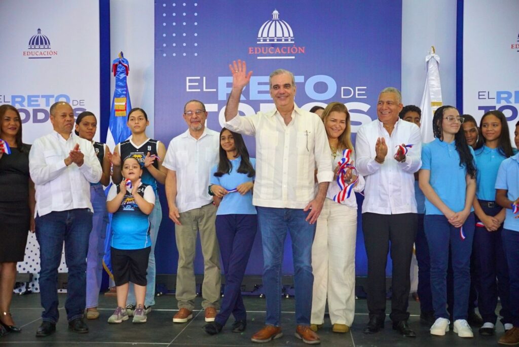 Presidente Abinader entrega techado deportivo-escolar que beneficiará a más de 900 estudiantes en Sabana Larga, San José de Ocoa