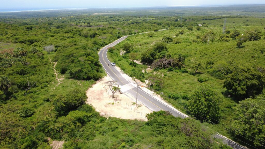 Inaugura carretera Enriquillo–El Higüero en Barahona que impactará a más de 300 mil habitantes.