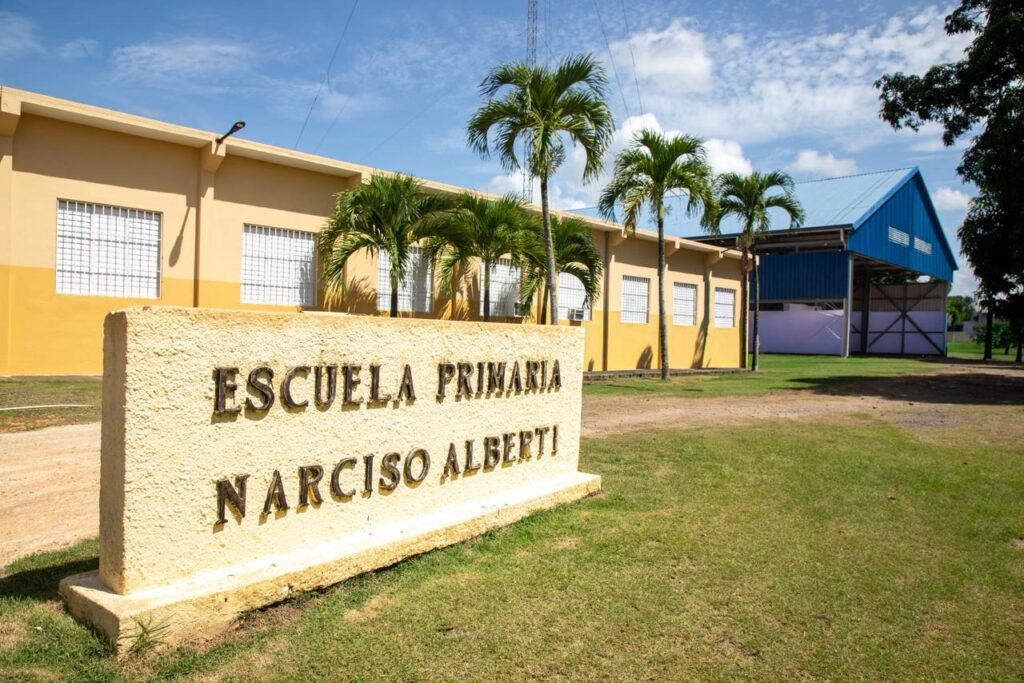 Presidente Abinader inaugura techado deportivo-escolar que beneficiará a más de 600 estudiantes de la Escuela Narciso Alberti, en el municipio de Cevicos