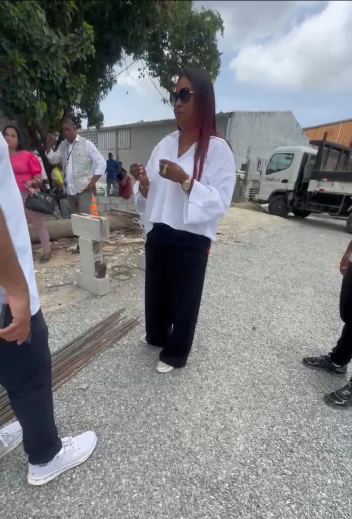 Inspectora del Ayuntamiento de Santo Domingo Oeste paraliza construcción de residencial pese a contar con permisos